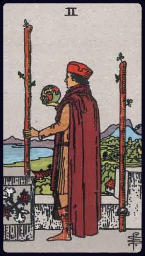 Ý nghĩa lá bài Hai Gậy (Two of Wands) trong Tarot